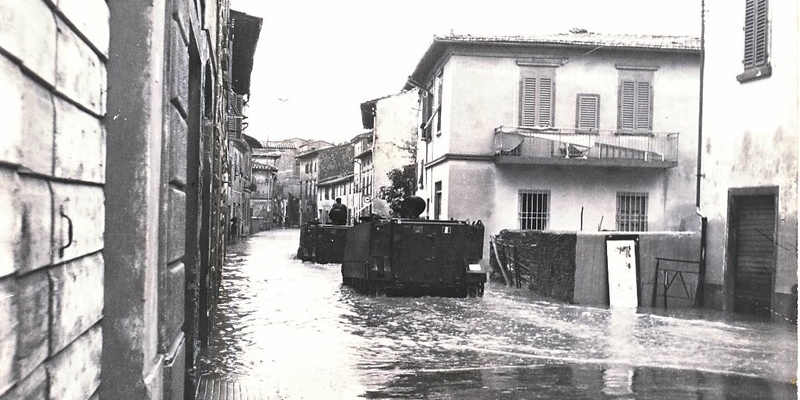 Venerdi 4 novembre 1966. Alcuni automezzi anfibi dei Carabinieri transitano in via Brocchi, l’unica strada che fu allagata. (Foto Tassini – Borgo San Lorenzo) 