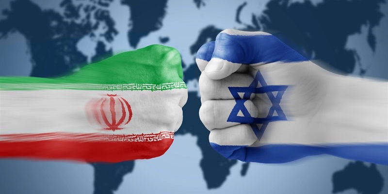 Israele risponde all'Iran: colpita una base militare. Possibili scenari di un mondo in fiamme e soluzioni