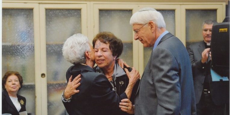 I fratelli Renato e Dinah Spiegel abbracciano la signora Isotta Pieri Maretti, nipote di don Ugo Corsini.