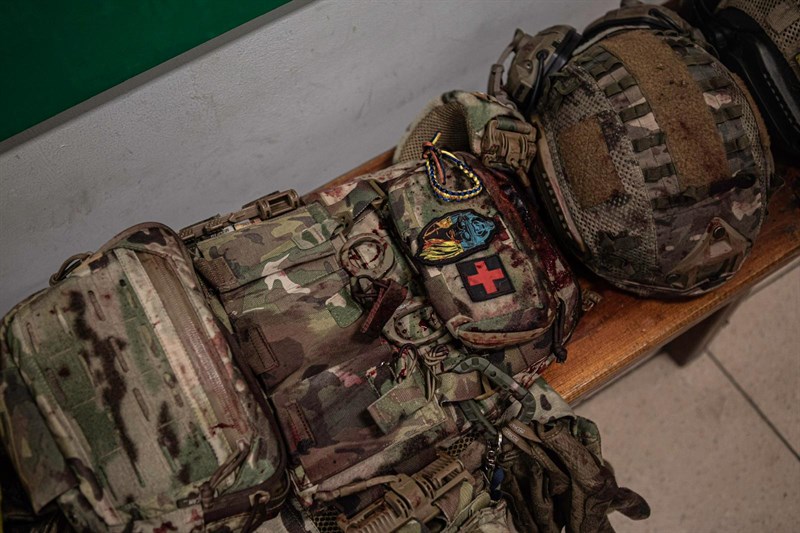 il corpetto di protezione della donna ferita