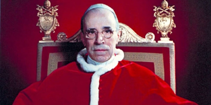 1939 - Eugenio Pacelli diventa Papa e assume il nome di Pio XII. Nella foto Papa Pio XII, fotografato da Yousuf Karsh (1945)