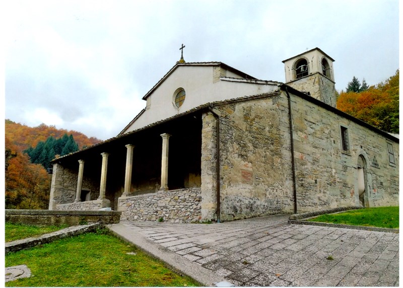 Una immagine scattata nel 2013 dallo scrivente della Facciata della Pieve di Cornacchiaia. 