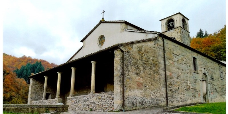 Una immagine scattata nel 2013 dallo scrivente della Facciata della Pieve di Cornacchiaia. 