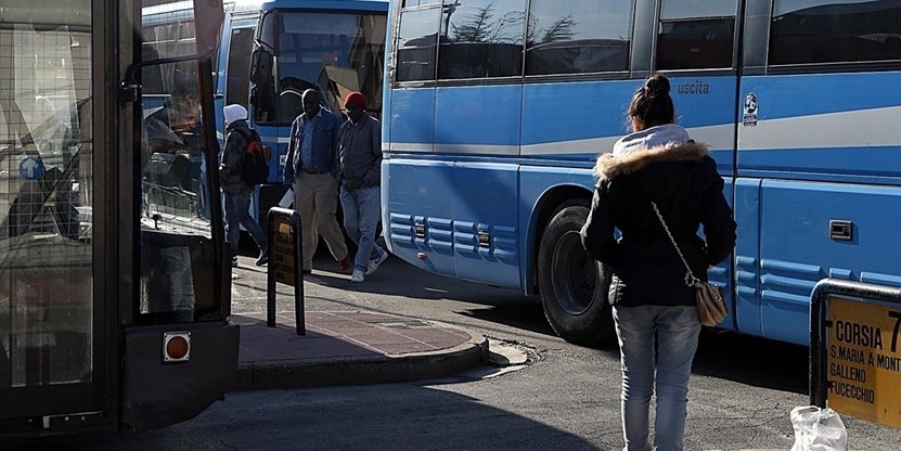 Studenti lasciati a piedi dal bus. Le spiegazioni di Autolinee Toscane 