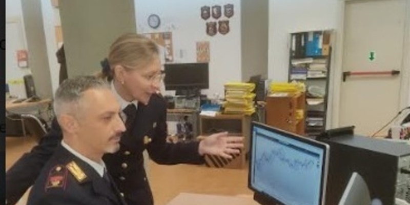 Addetti della Polizia Postale al lavoro