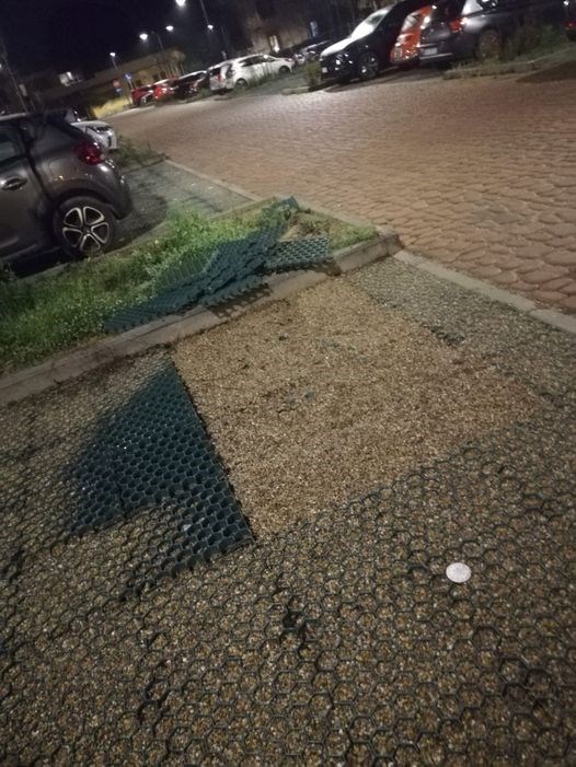 Il parcheggio nelle foto della segnalazione prima che le grate fossero rimesse a posto