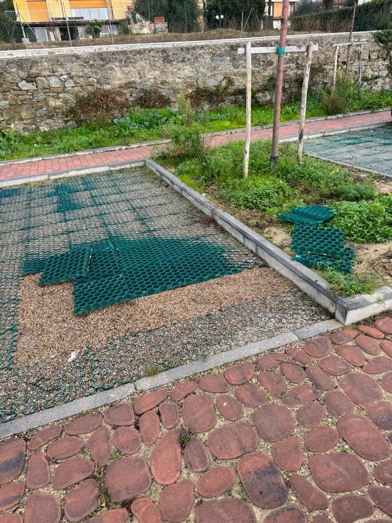 Il parcheggio nelle foto della segnalazione prima che le grate fossero rimesse a posto