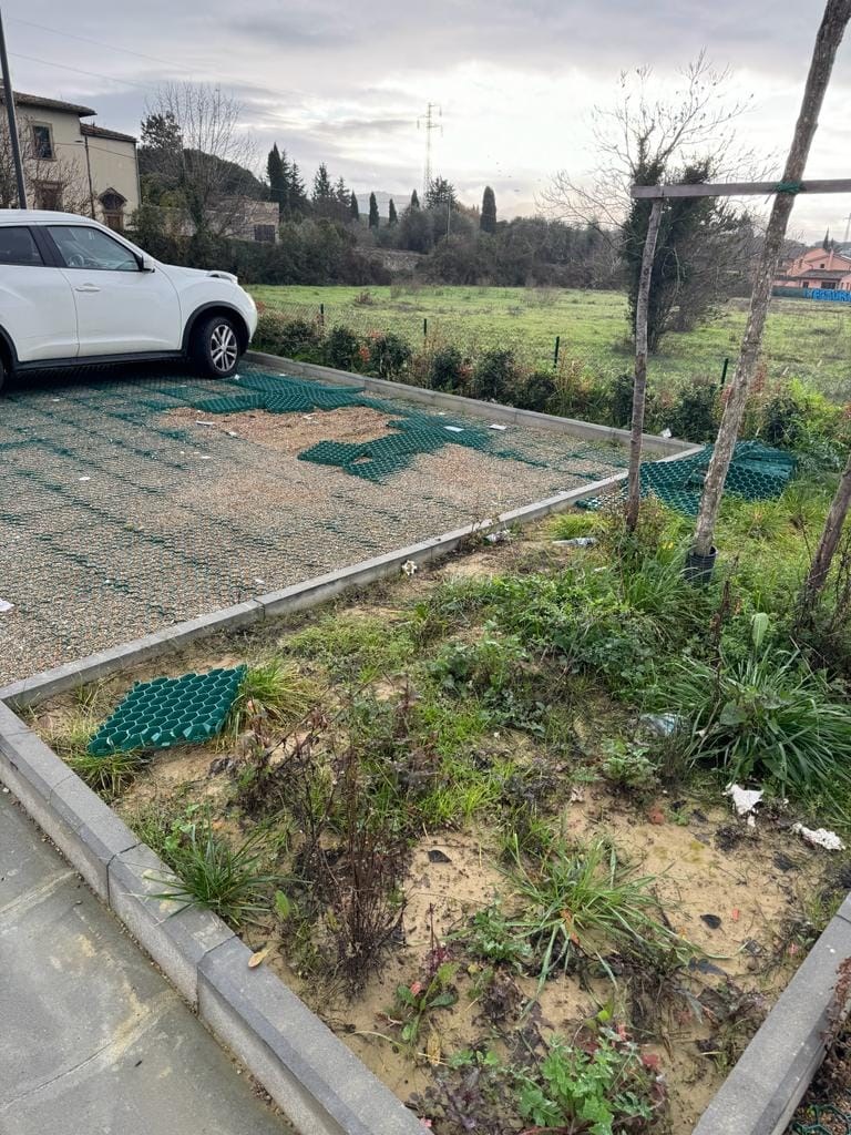 Il parcheggio nelle foto della segnalazione prima che le grate fossero rimesse a posto