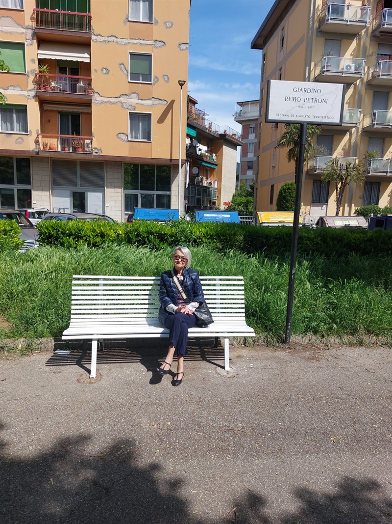 Antonella Pazzaglia davanti al giardino dedicato al marito e sulla panchina bianca