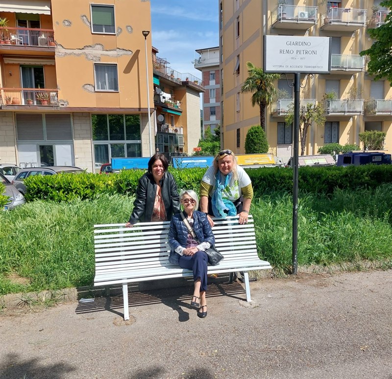 Antonella Pazzaglia Nadiaa Fondelli e Chiara Giovannini davanti al giardino Remo Petroni