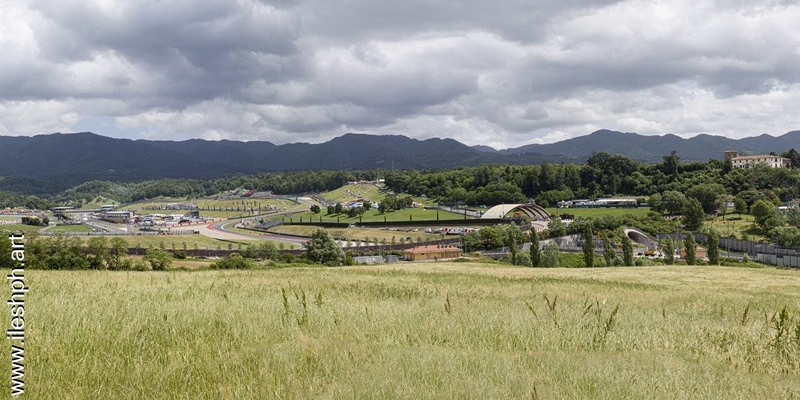Scatto panoramico da Scarperia: La vista sull'Autodromo del Mugello e il MotoGP