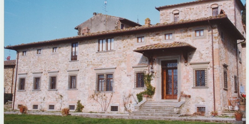 La facciata vista dal parco di Villa Lo Sprocco