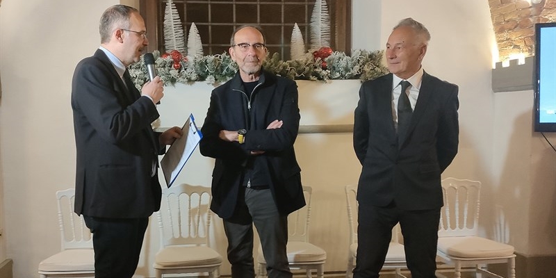 Alessio Barletti con  Riccardo Nencini e Leonardo Manzani, ideatori del Premio Internazionale Le Velò nel 1997