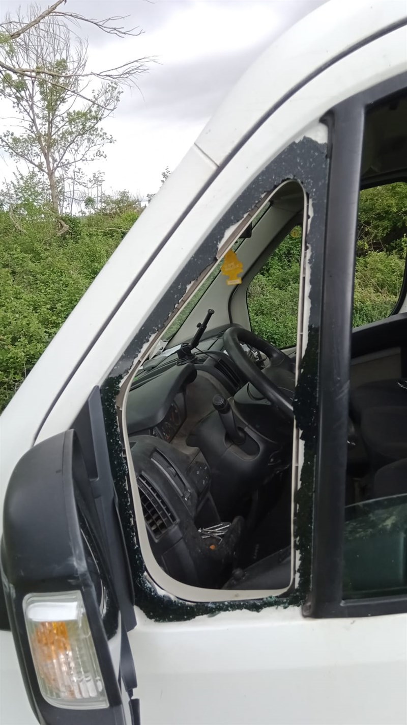 Il furgone rubato, le tracce individuate ed i danni al mezzo utilizzato per la rapina