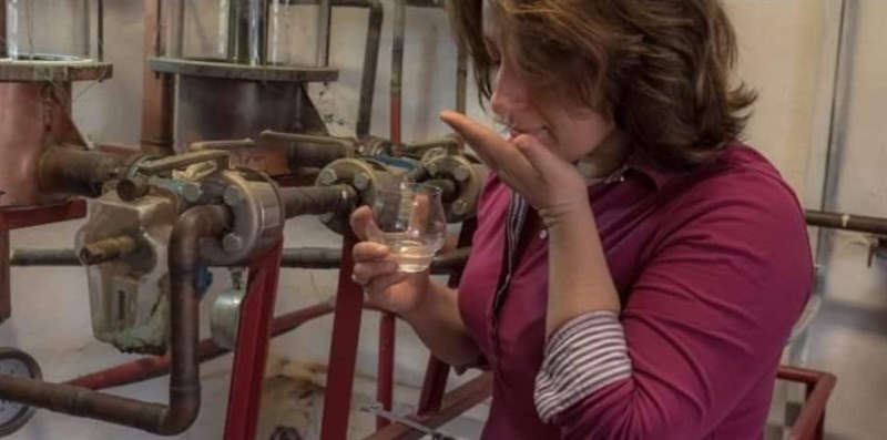 Priscilla Occhipinti assaggia il prodotto