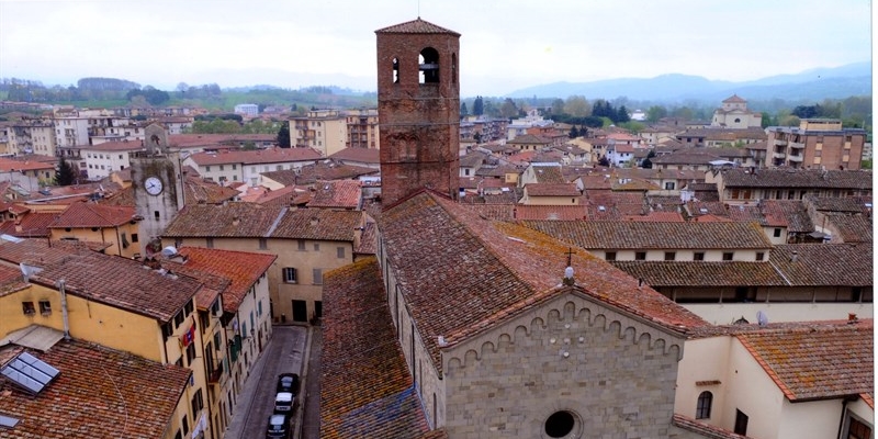 Una inedita immagine della Pieve di San Lorenzo e il suo campanile romanico-lombardo.  (Foto A. Giovannini)