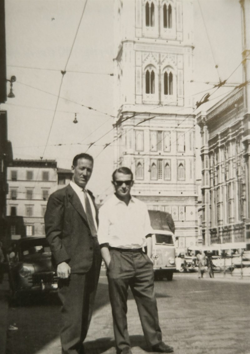 Accanto al massaggiatore Alberto Farabullini in uno scatto ricordo davanti al campanile di Giotto