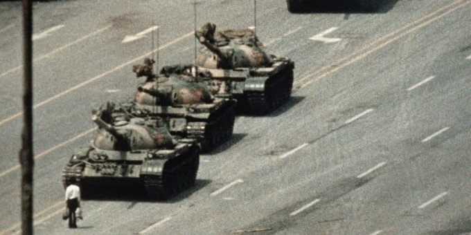 1989 - Un uomo solo contro i carri armati. L'immagine simbolo della strage di piazza Tienammen