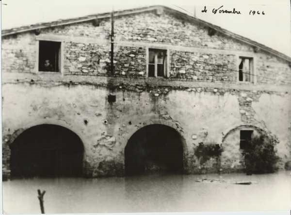 Raffaello Paladini alla finestra della sua casa a Rimorelli mentre osserva l’acqua davanti alla sua aia.   