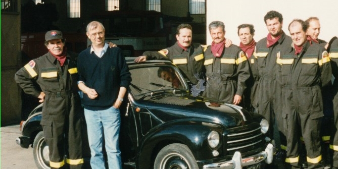 Piero Casati (a sx) con  alcuni commilitoni nella vecchia Caserma nel viale Giovanni XXIII