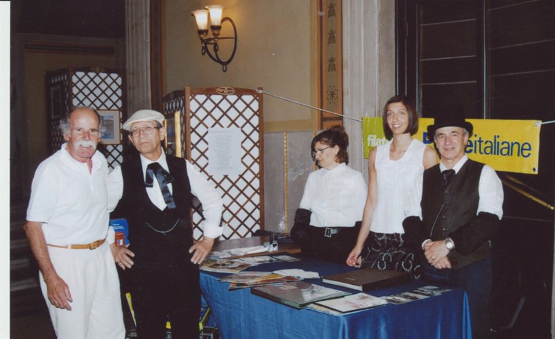 Piero Casati a sinistra durante un evento numismatico