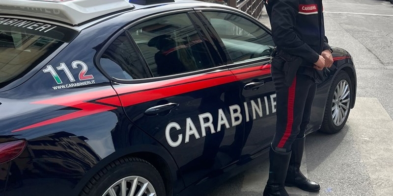 Carabiniere in borghese arresta ladra in flagrante a Firenze. Tentato furto e resistenza