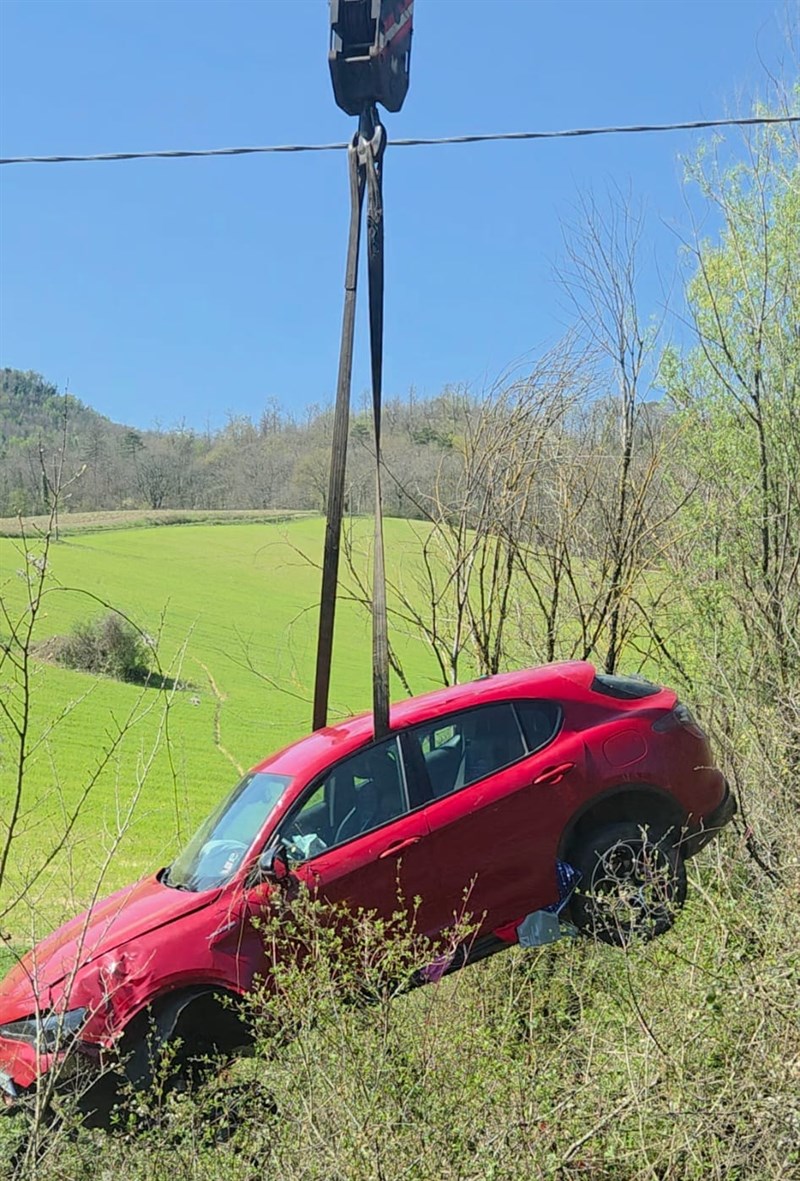 Il recupero dell'auto dal fiume con la gru