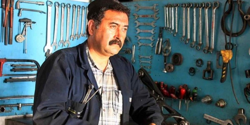 Meccanico autorizzato vuole 11.000€ per riparargli l'auto: va nella sua città e gliela fanno in cambio di una birra