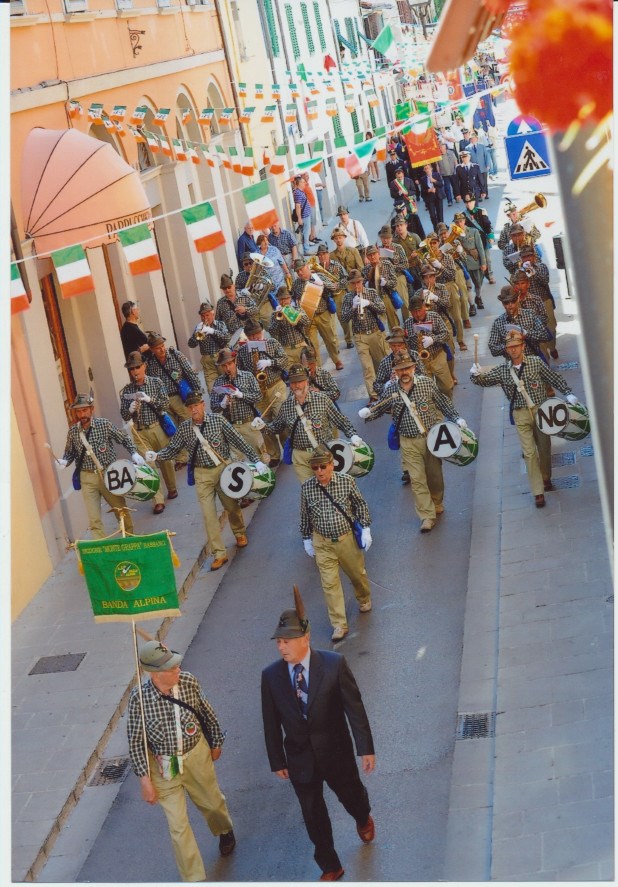 Il corteo sfila nel Corso Matteotti imbandierato. 