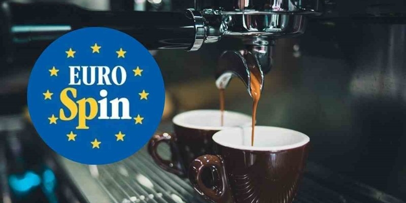 Ma chi va ancora al bar? Eurospin lancia la macchina per caffè espresso a casa: uno spettacolo