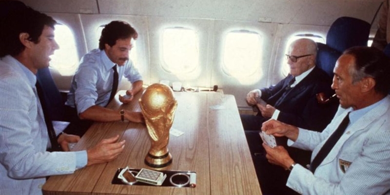1982 - Un immagine storica. Il presidente della Repubblica Italiana, Sandro Pertini gioca a scopone scientifico con Dino Zoff, Franco Causio e Enzo Bearzot sull'aereo presidenziale 