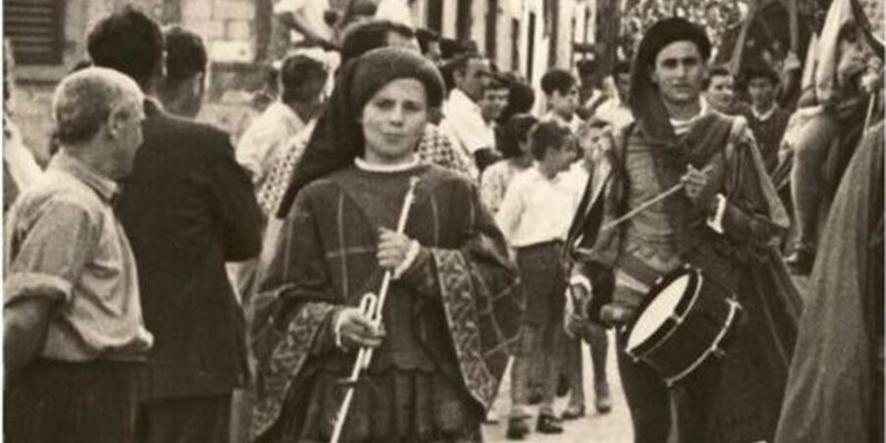 Una foto del bruscello d'epoca