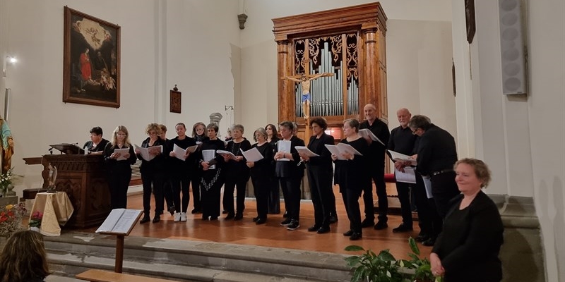 Il Semplicemente Coro della Pieve di Borgo San Lorenzo  in un concerto alla Chiesa di Ronta