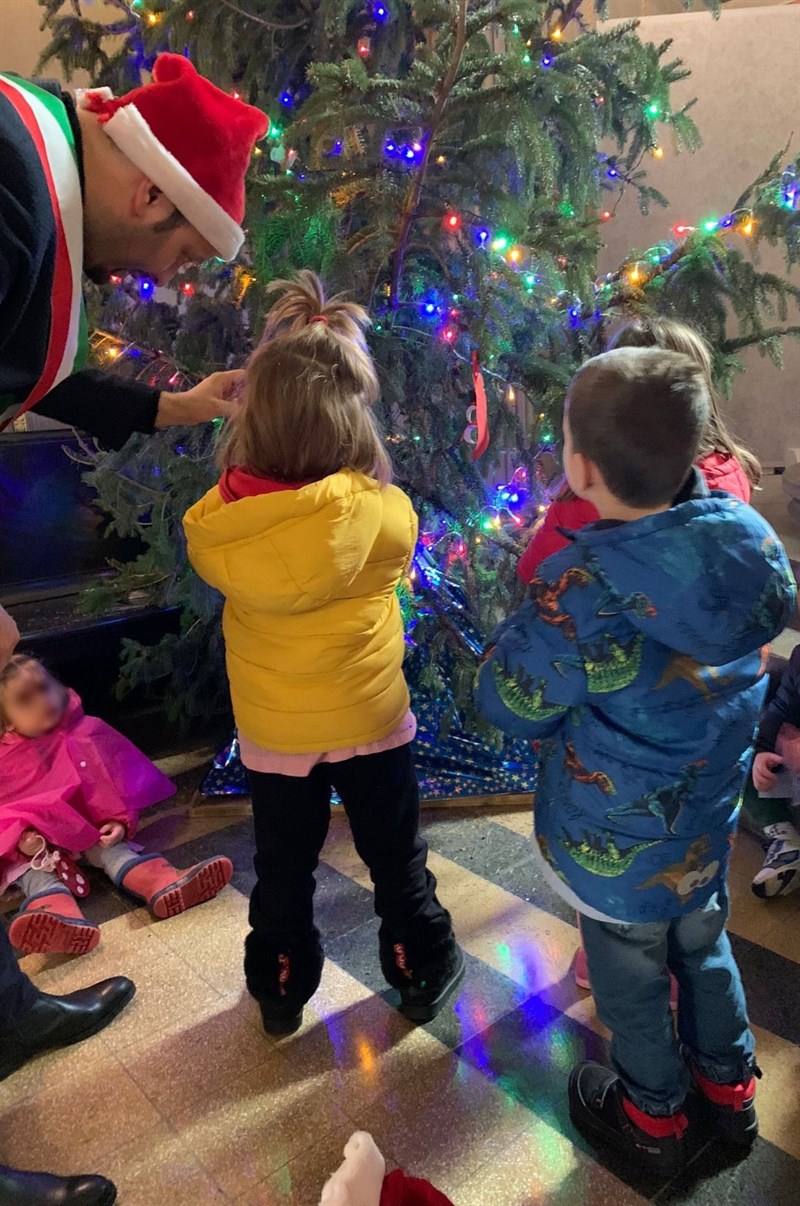 I bambini mentre decorano l’albero