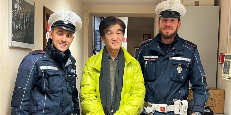 Musicista giapponese perde il portafoglio con 1.300 euro sul Ponte alle Grazie, rintracciato dalla Polizia Municipale