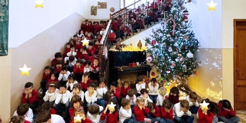 Gli scolari della primaria Scuola della Stimmatine, accanto al l’albero di Natale. 