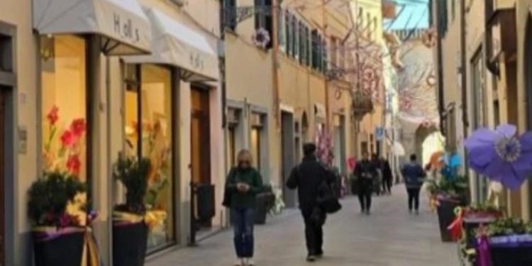 Borgo San Lorenzo - Via Mazzini si veste di primavera: un tripudio di colori nel cuore del centro storico