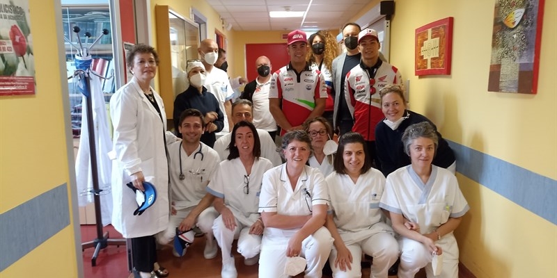 Una delegazione del Team LCR Honda MotoGp, in visita all'ospedale del Mugello