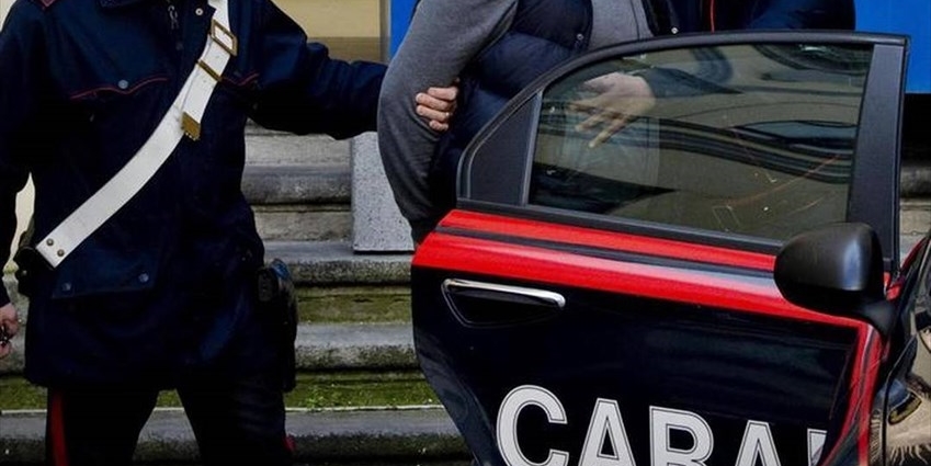 Borseggia una turista ma viene visto da due Carabinieri in borghese