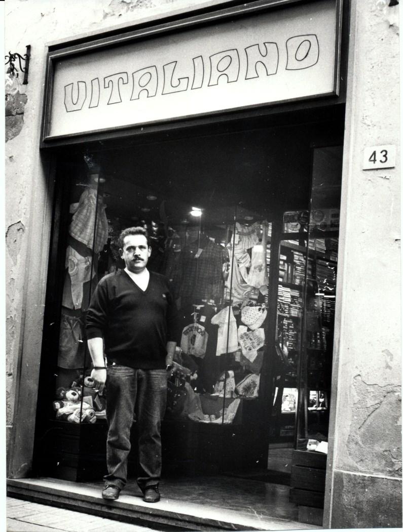 Luigi Barletti davanti al suo emporio in Malacoda