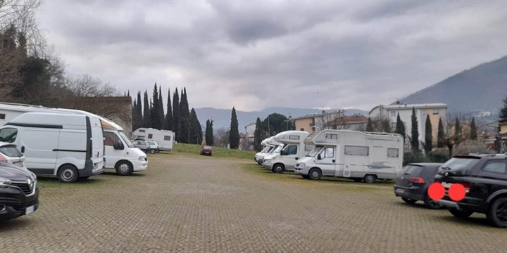 Giannelli - Dicomano via Pertini invasa dai camper