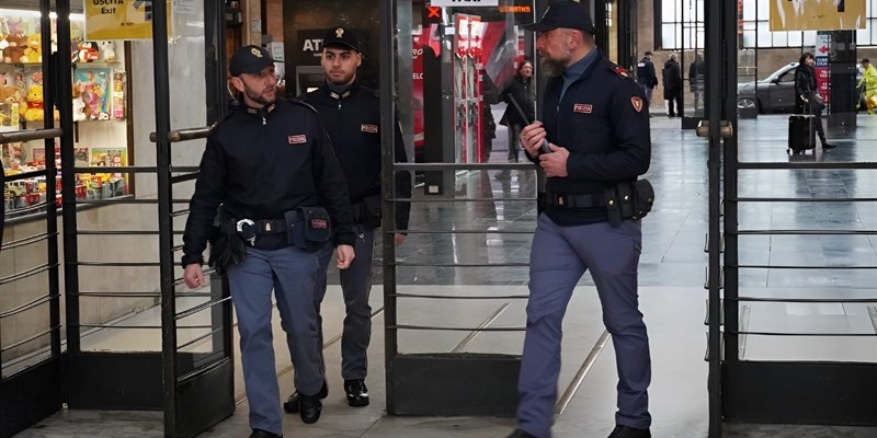Galleria stazione Santa Maria Novella: scatta l’antitaccheggio e aggredisce la vigilantes: 28enne gambiano arrestato dalla Polizia di Stato
