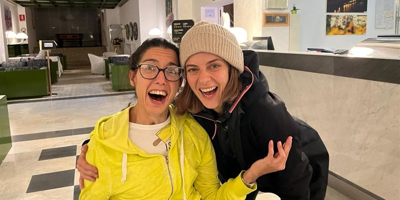 Barbara Ronchi a destra che abbraccia Francesca