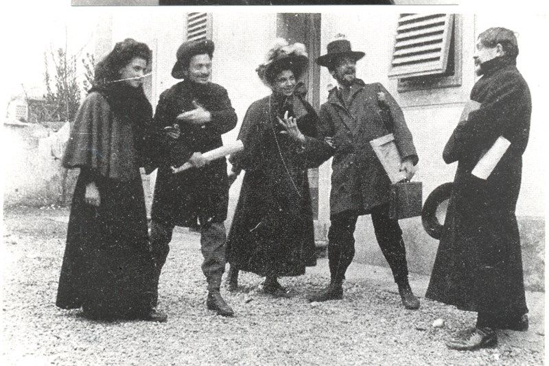 Una immagine di Galileo Chini (secondo da destra) che scherza con lo scrittore Sem Benelli.    