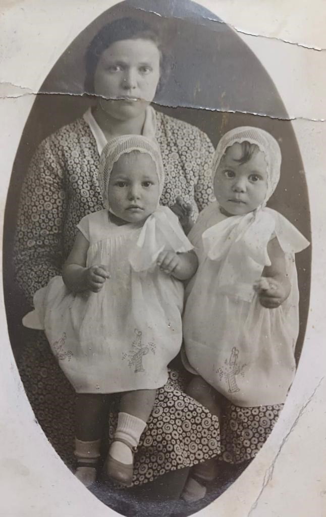 1929 - Carla e Guglielmina  sulle ginocchia della mamma