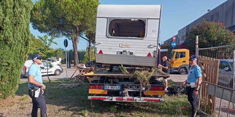 La rimozione di una roulotte