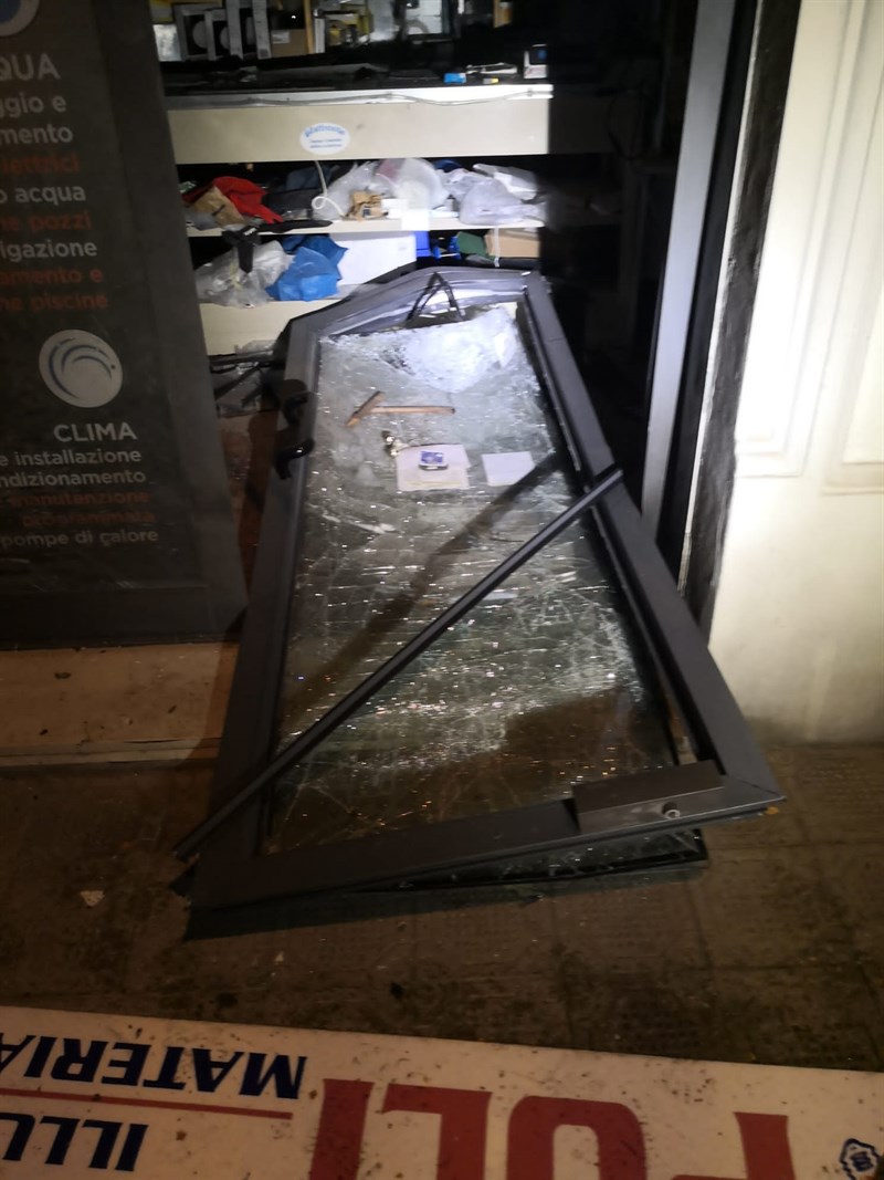 La porta danneggiata 