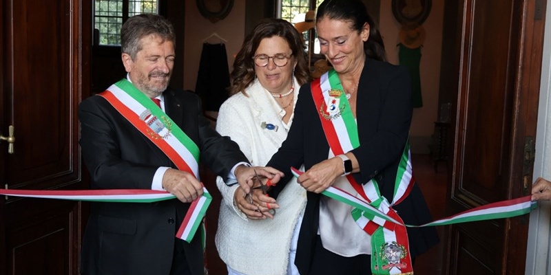 Una foto del taglio del nastro