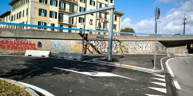 La barriera del limite d'altezza per pedoni!. I lavori abortiti costati 887.000 euro