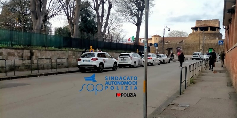 i parcheggi tolti ai poliziotti davanti alla Caserma Fadini